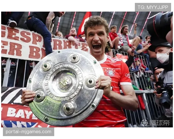 告别时刻：拜仁赛后为即将离队的托马斯·穆勒举办简短致敬仪式