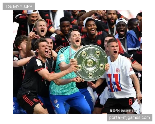 特写：诺伊尔完成德甲第500次出场，赛后获颁纪念奖盘